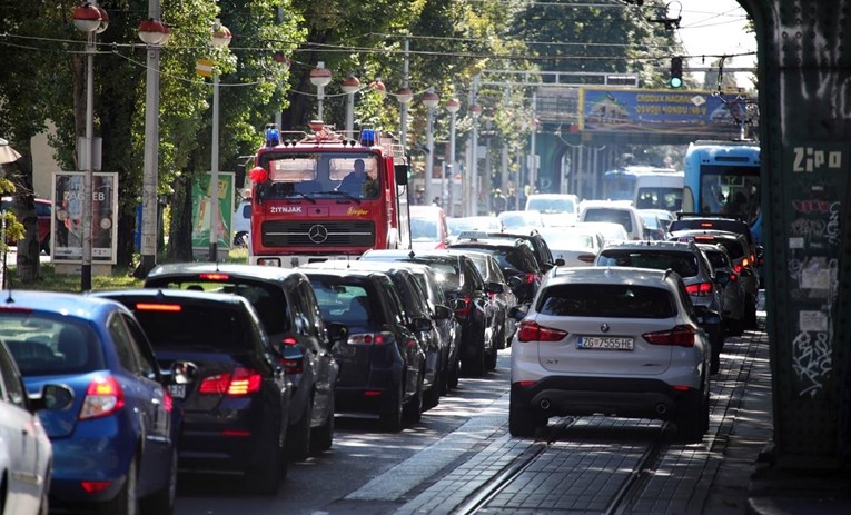 FOTO Kamion u centru Zagreba potrgao žice od tramvaja, nastala ogromna gužva