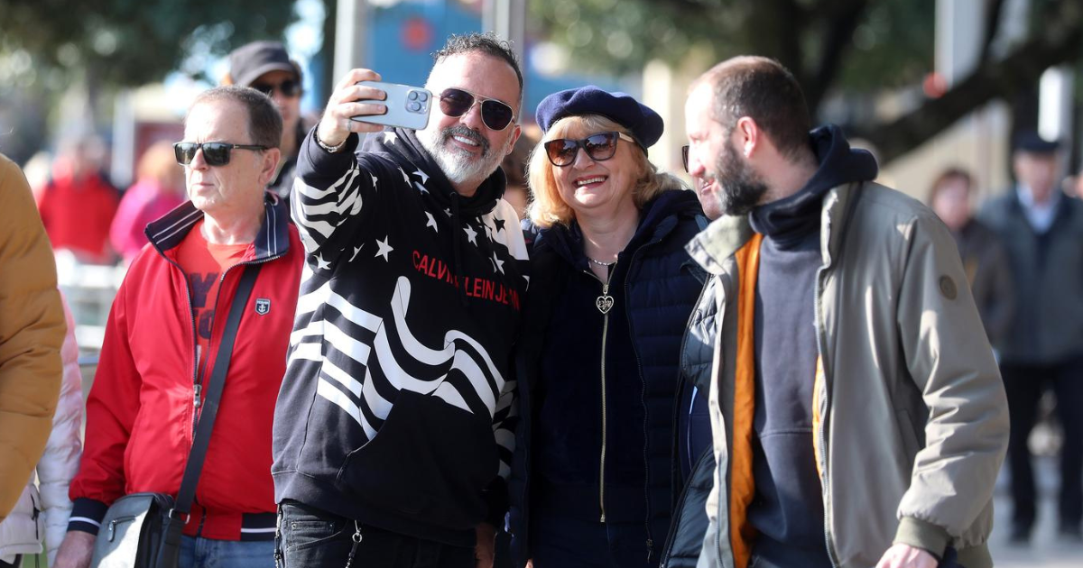 Nakon otkazanog koncerta u Sarajevu Tony Cetinski snimljen u šetnji Opatijom