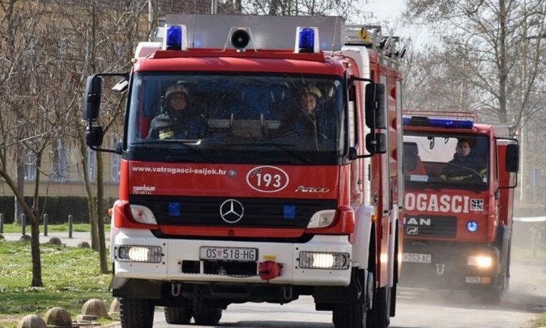 Pokraj Našica se zapalio kombajn, šteta veća od 50.000 kuna