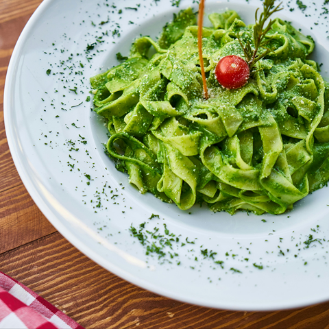 Ne da vam se nakuhavati? Napravite jedno od ovih jela s pestom za manje od 10 minuta