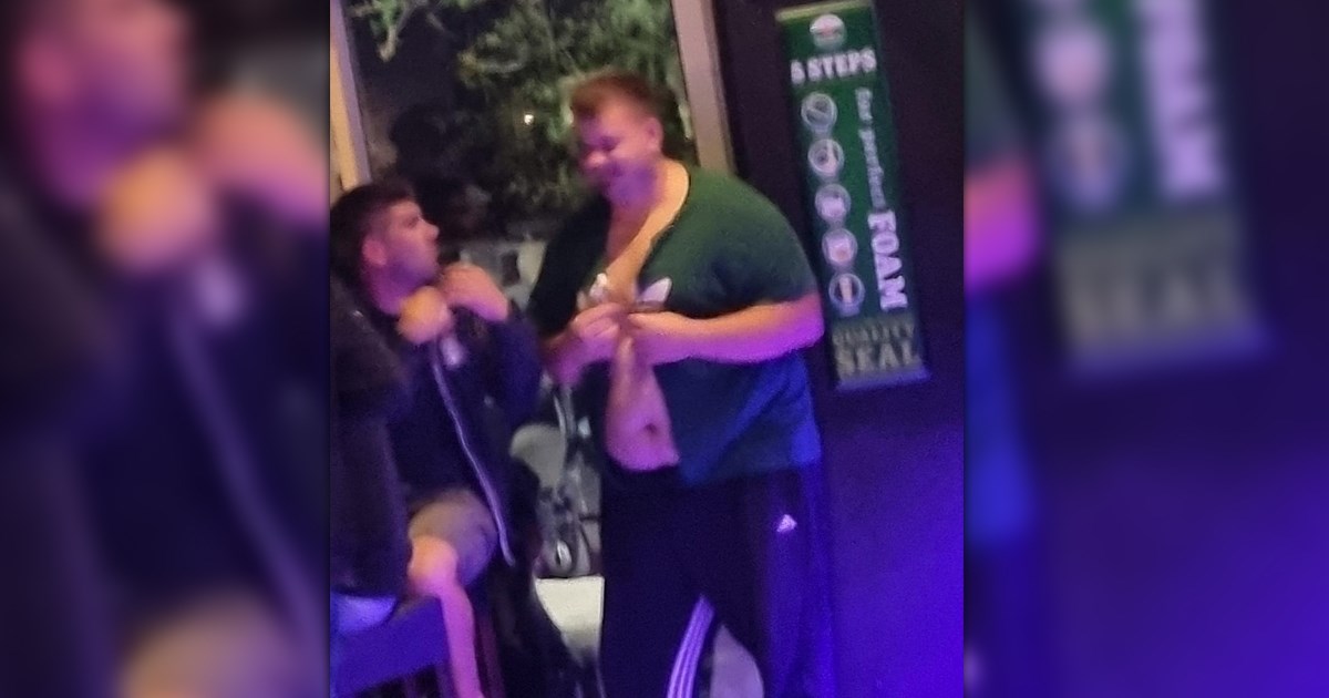 FOTO Načelnik koji je u bordelu plaćao službenom karticom u klubu trga majicu