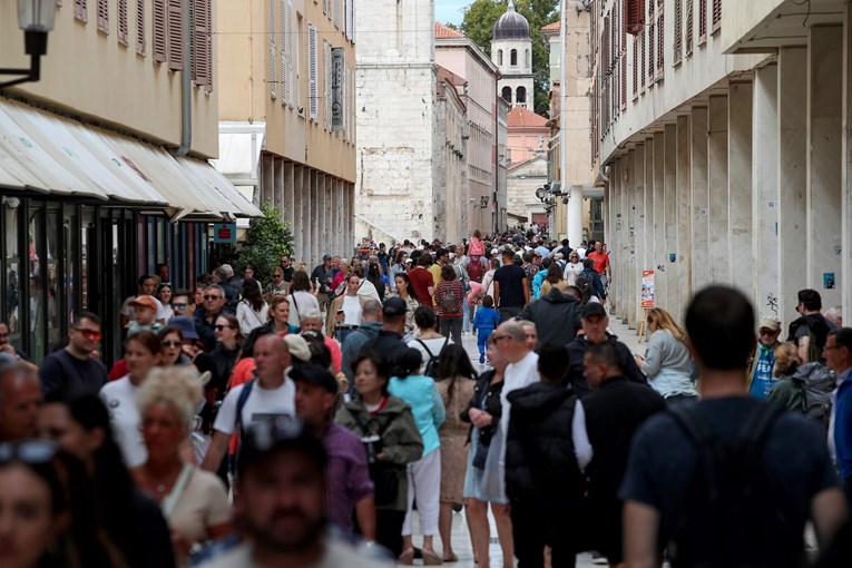 VIDEO Turistima ne smeta hladnije vrijeme: Ovako je danas izgledao Zadar