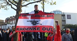 Stotine Arsenalovih navijača su se okupile oko stadiona. Traže odlazak vlasnika