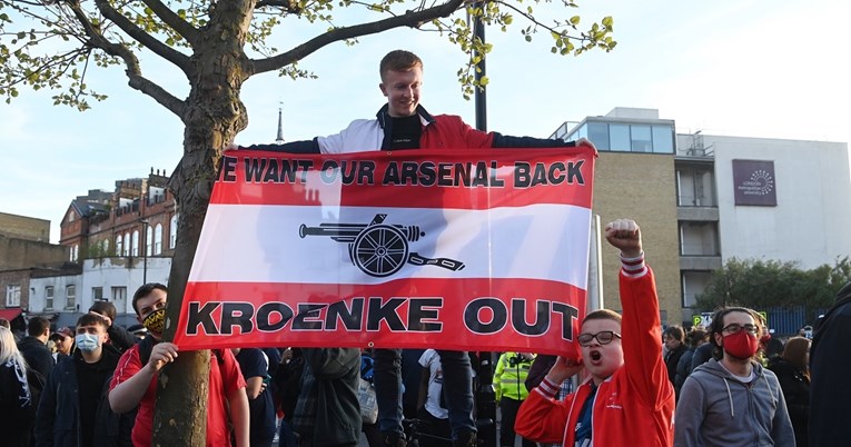 Stotine Arsenalovih navijača su se okupile oko stadiona. Traže odlazak vlasnika