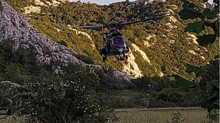 VIDEO Bugarski vojni helikopter sletio usred Parka prirode Velebit. Pitali smo zašto