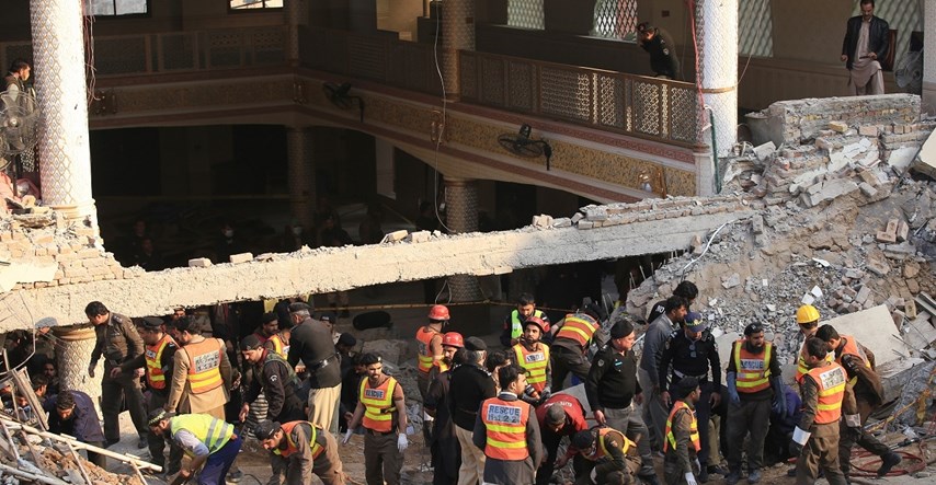 Broj mrtvih nakon eksplozije u pakistanskoj džamiji popeo se na 32, 150 ozlijeđenih