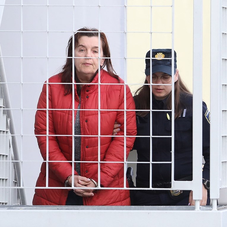 FOTO Žena osumnjičena da je ubila majku u Zagrebu u lisicama dovedena na ispitivanje