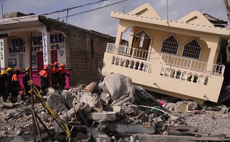 Na Haitiju još pokapaju mrtve, u potresu poginulo preko 2200 ljudi