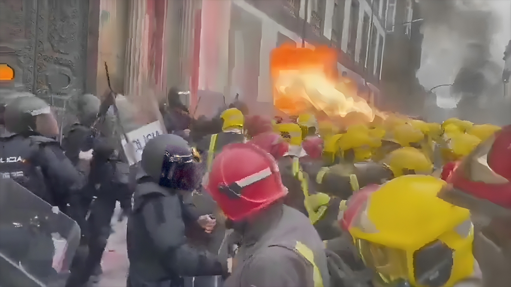 VIDEO Prosvjeduju španjolski vatrogasci, potukli su se s policajcima