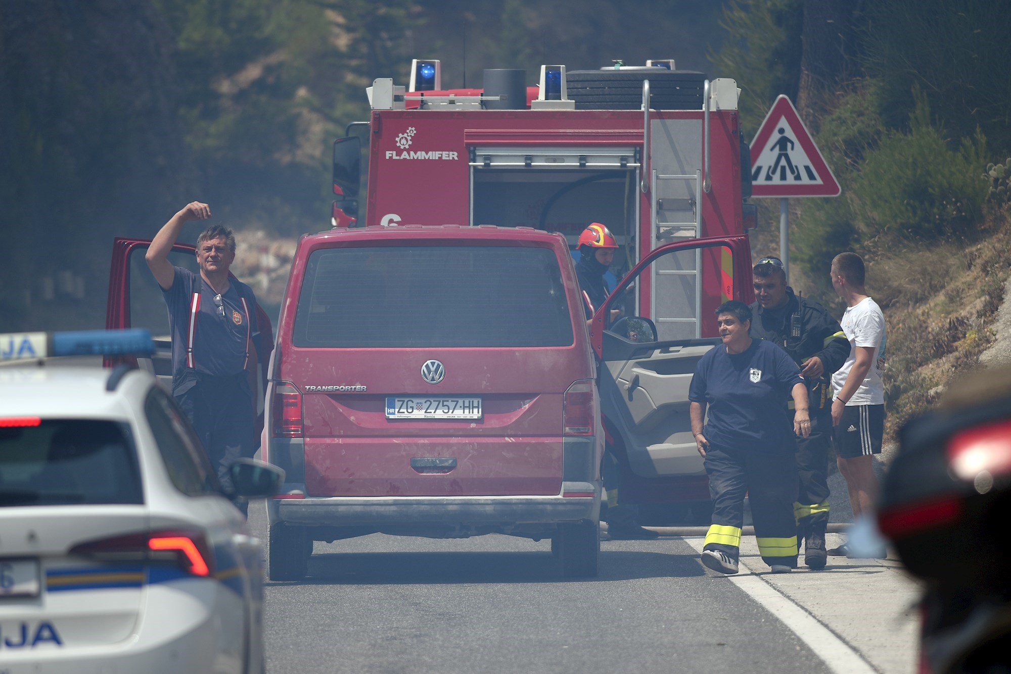 Vatrogasci cijelu noć dežurali kod Omiša. Izgorjelo puno zemlje, auti, kuće, uljara