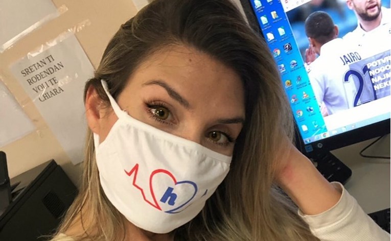Mirta Šurjak na maski nosi Hajdukova obilježja, u oči upada jedan drugi detalj