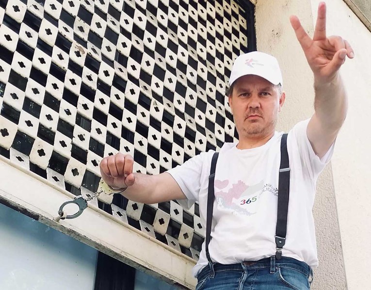 VIDEO Juričan se lisicama vezao za vrata pored ulaza u HDZ-ovu središnjicu