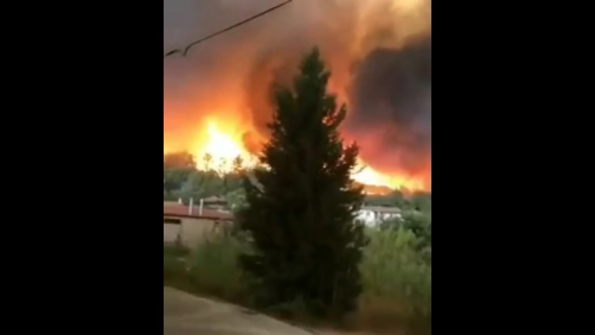 Šumski požari na jugu Turske i dalje bjesne. Poginula jedna osoba, 10 zarobljenih