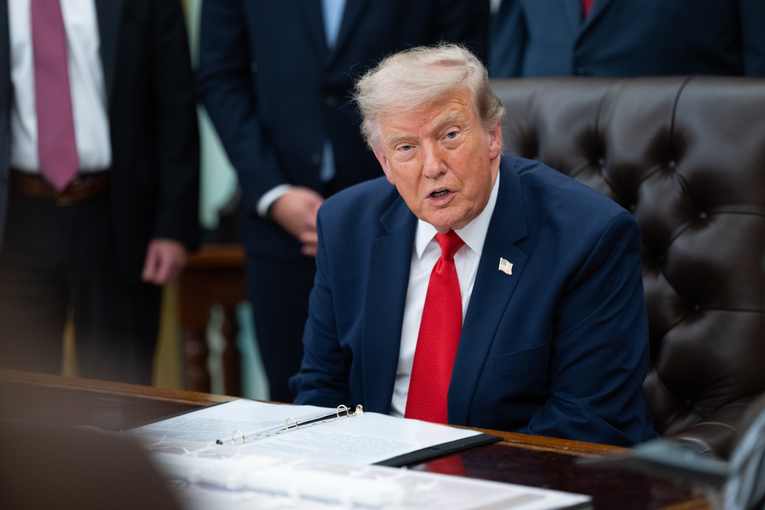 Trump želi obuzdati AI: “Kina nema gotovo nikakva ograničenja”