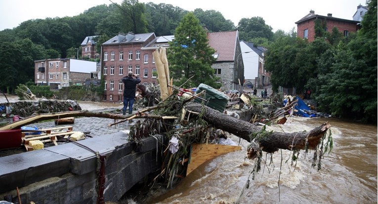 VIDEO Katastrofalne poplave u Njemačkoj i Belgiji. 64 mrtvih, tenkovima čiste odrone