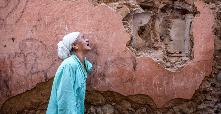 Slike žene iz Maroka obišle svijet: Stoji ispred svoje kuće koju je uništio potres
