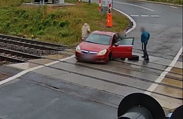 Snimka iz Poljske: Autu otpao kotač na pruzi, vlak je nailazio