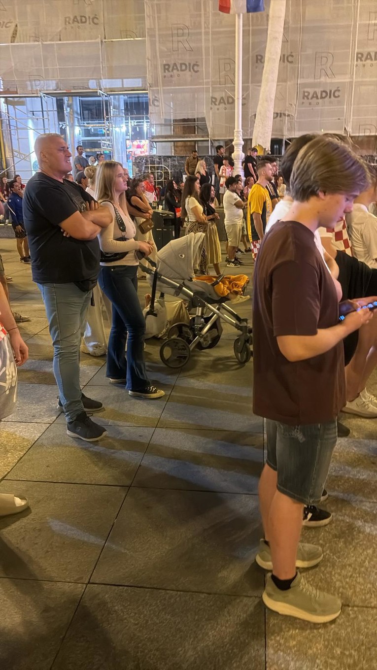 Mame s djecom navijaju na Trgu: "Da se mene pita, ja bih odavno spavala"