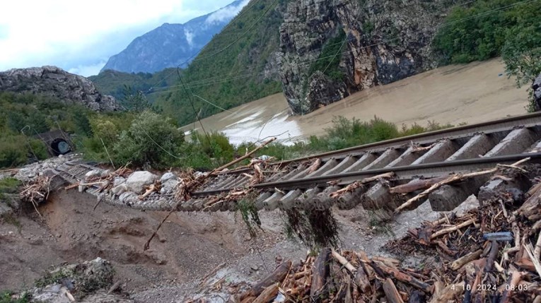 FOTO Nestala cesta kod Jablanice, pruga visi u zraku