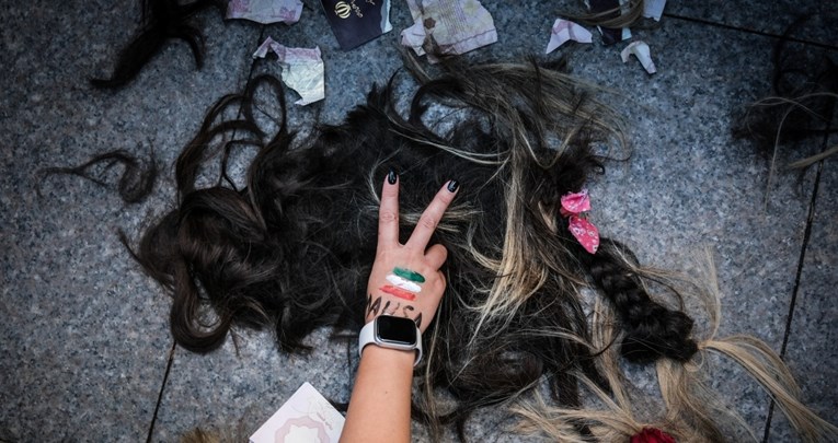 Očajne Iranke režu kosu, slavne žene Zapada iz solidarnosti režu ispucale vrhove