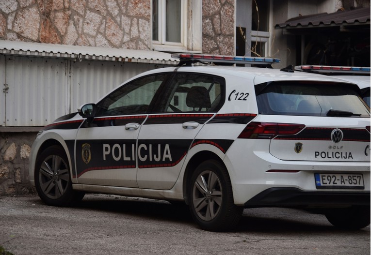 Maloljetnik u BiH silovao sestru. Majka je bacila s balkona, umrlo nerođeno dijete