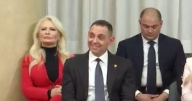 Video u kojem se čini da Vulin priča sam sa sobom dok Vučić govori hit je na Twitteru