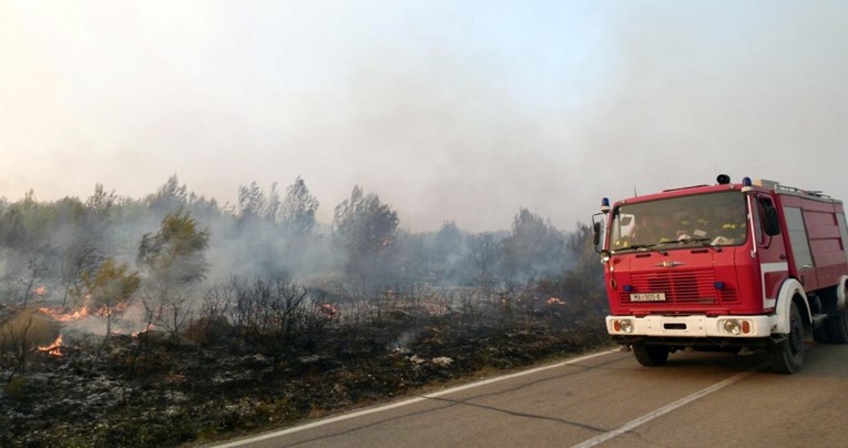 Ugašen požar na području Supetra na Braču, nekoliko sati nije bilo struje