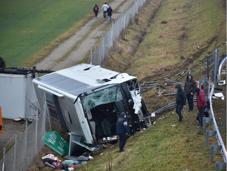 U Sloveniji sletio autobus, troje poginulih, više ozlijeđenih
