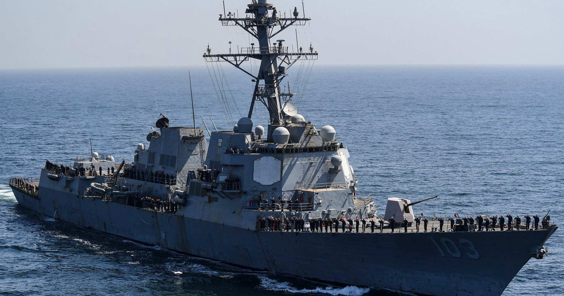 Dva američka razarača prošla kroz Hormuz unatoč iranskim napadima