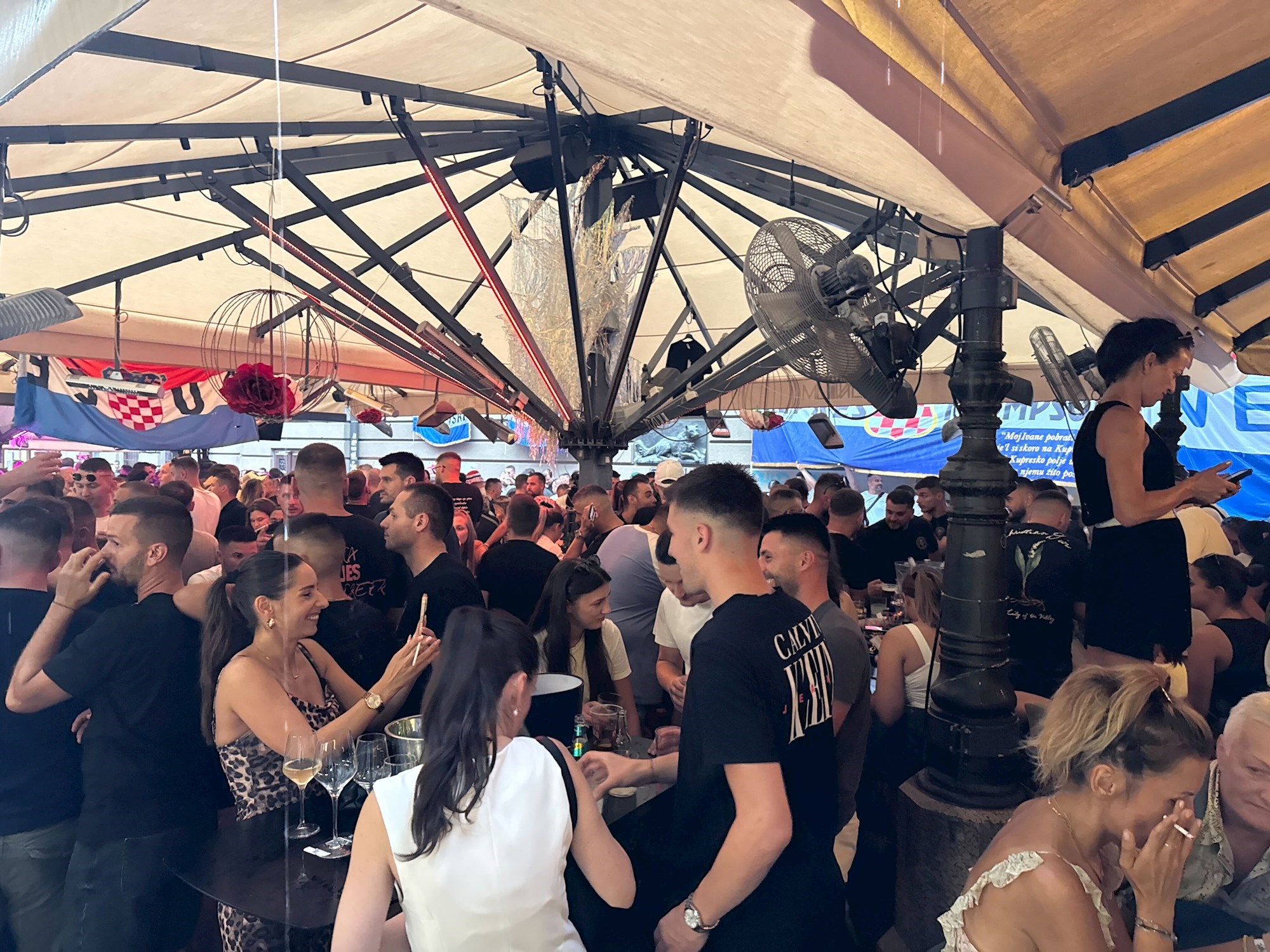 FOTO I VIDEO Ni kiša nije rastjerala Thompsonove fanove sa špice. Pjevaju pod tendama