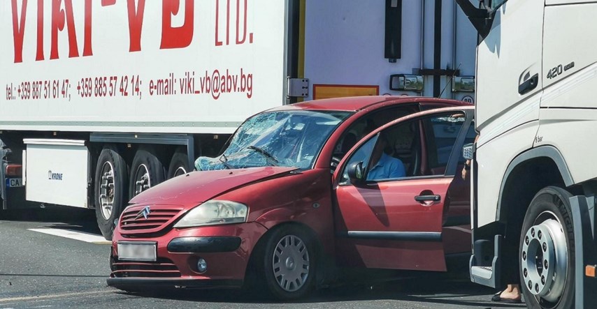 FOTO Vozač se kod Bregane autom zaletio u kolonu kamiona, auto potpuno zgnječen