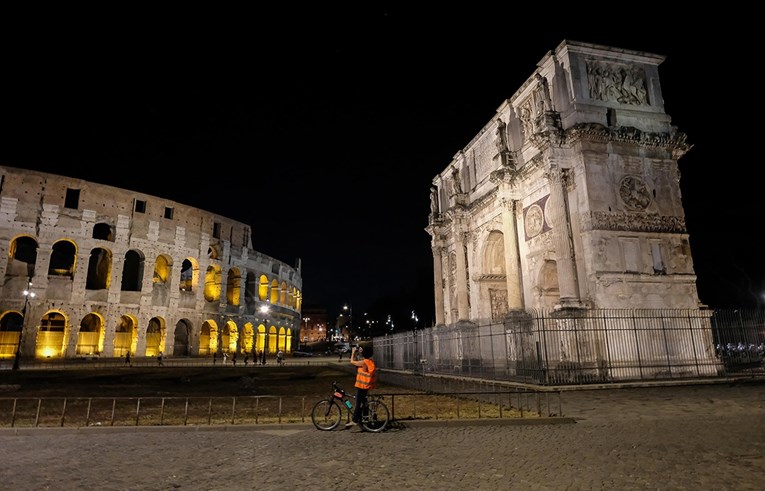 Odjeveni u gladijatore slikali se s turistima u Rimu pa iznuđivali novac od njih