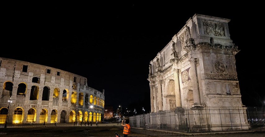 Trojac odjeven u gladijatore uhićen zbog iznude novca od turista u Rimu