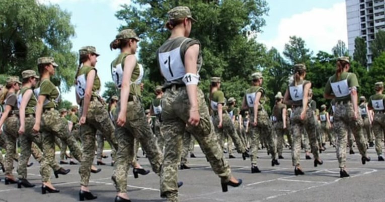 Ukrajinske vojnikinje moraju nositi štikle na vojnoj paradi