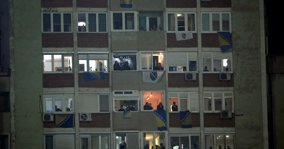 "Bosanski navijači su ludi": Pogledajte što se događalo na zgradi s viralnim balkonom