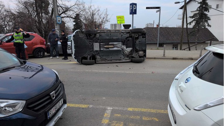 Ogromna gužva ispred Rebra, sudarila se dva auta, jedan završio na boku