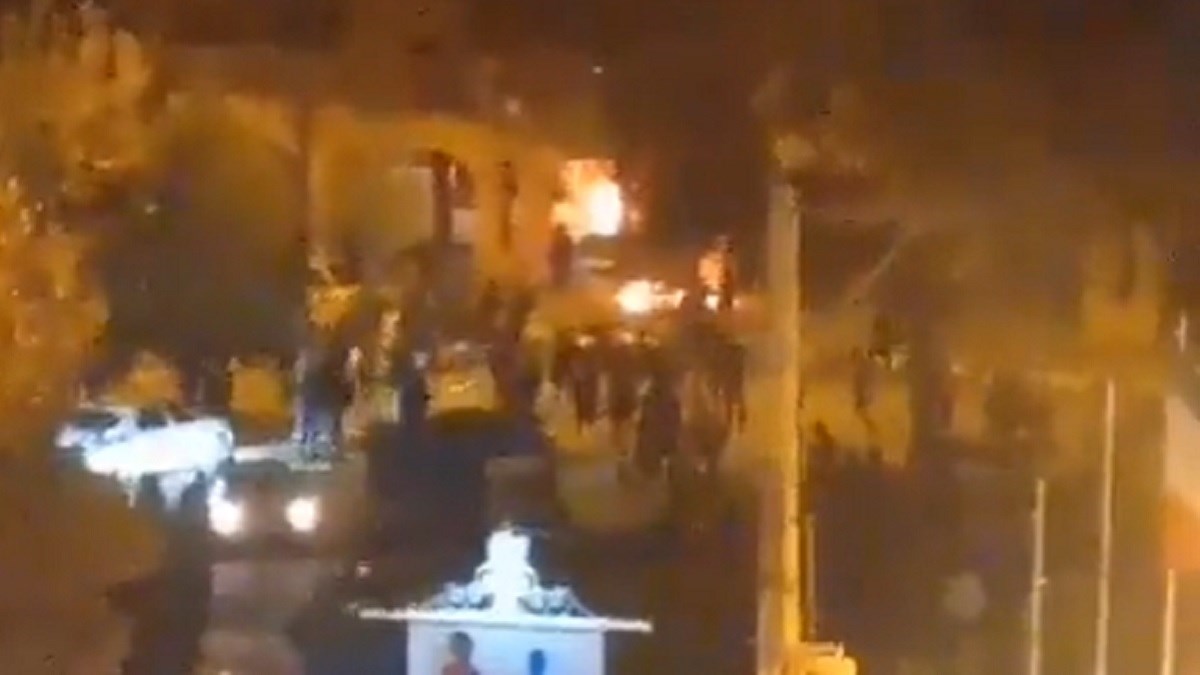 VIDEO Prosvjednici u Iranu zapalili Homeinijevu rodnu kuću