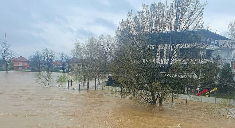 FOTO I VIDEO Voda prodire u zgrade u BiH