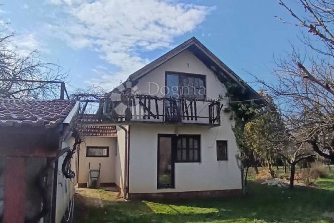 Mir, priroda i vlastito jezero: Veliko imanje za 31.000 €