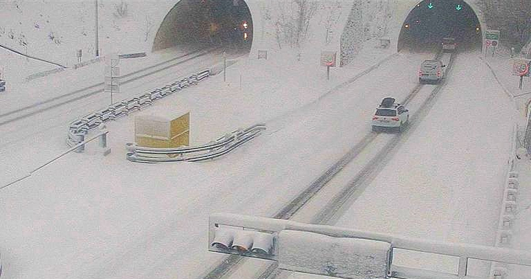 FOTO U Lici i Gorskom kotaru pao snijeg