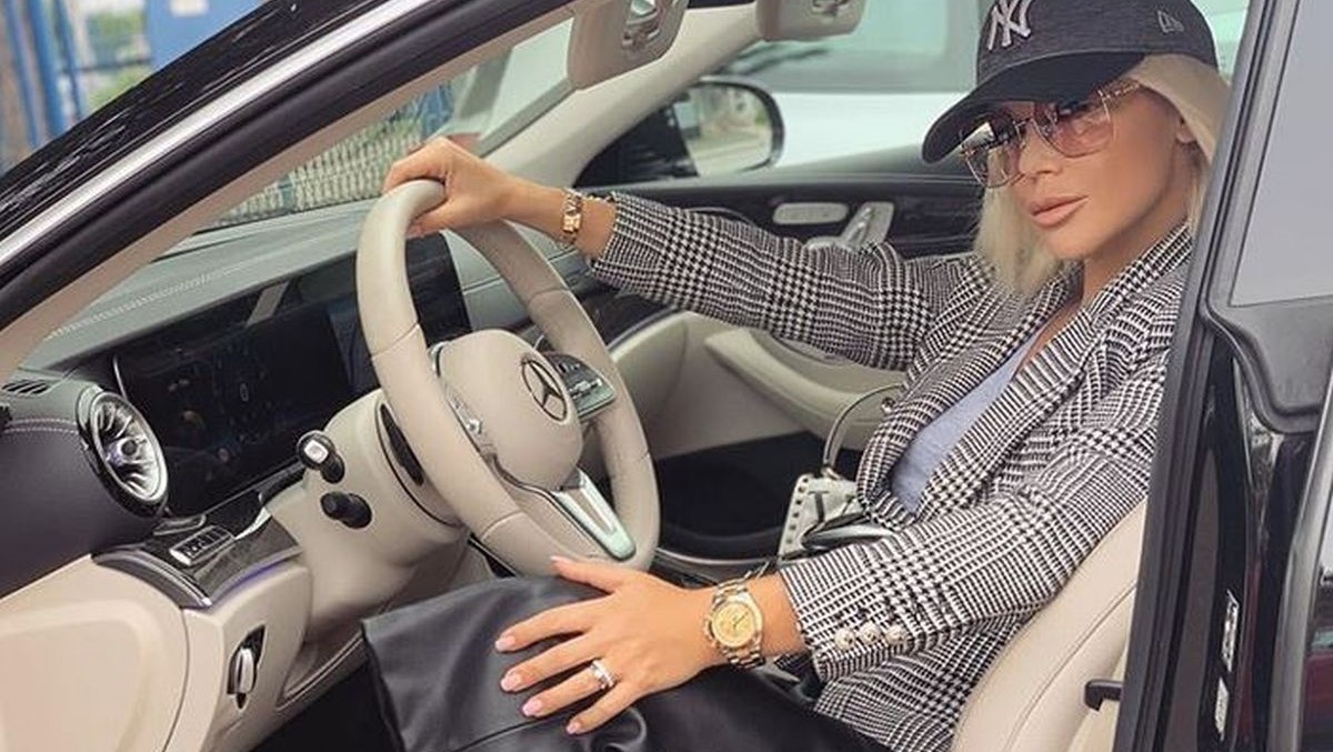 Maja Šuput pozirala u skupocjenom Mercedesu: "Obična nedjelja za vrijeme ručka"