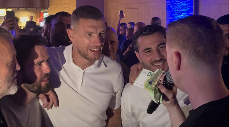 VIDEO Džeko nakon oproštaja kitio pjevača stoticama. Pogodila ga pjesma o ocu i sinu