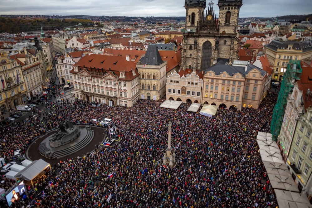 Tisuće u Češkoj prosvjedovale protiv ukidanja pristojbe za javnu radioteleviziju