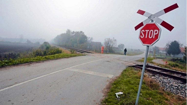 Pijan autom nije stao na pruzi kod Siska, udario ga vlak