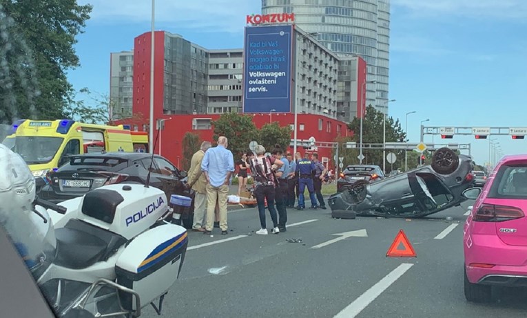 VIDEO Prometna nesreća u Zagrebu, auto završio na krovu