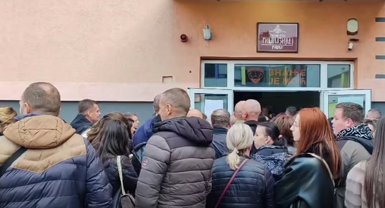 Srbi s Kosova autima i busevima krenuli na glasanje u Srbiju. Gužve na granici