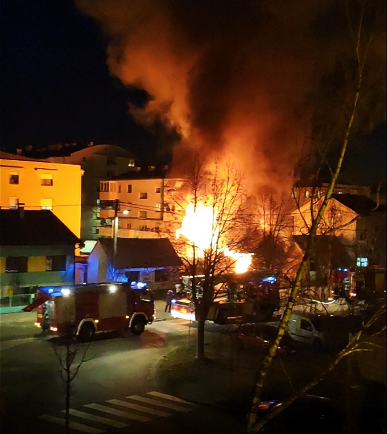 VIDEO Zapalila se napuštena kuća u zagrebačkom Španskom, vatra se jako razbuktala