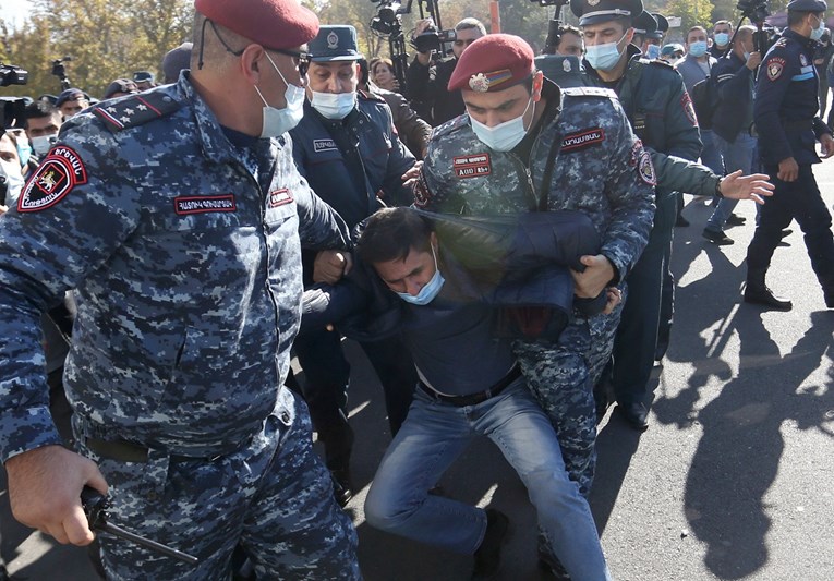 U Armeniji uhićeno 10 članova oporbe nakon nemira u Naghorno Karabahu