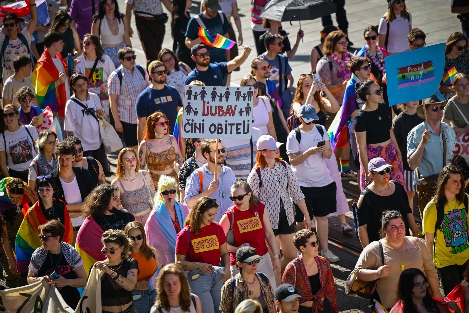 Transparent s porukom "Ljubav čini obitelj" istaknuo se na Zagreb Prideu