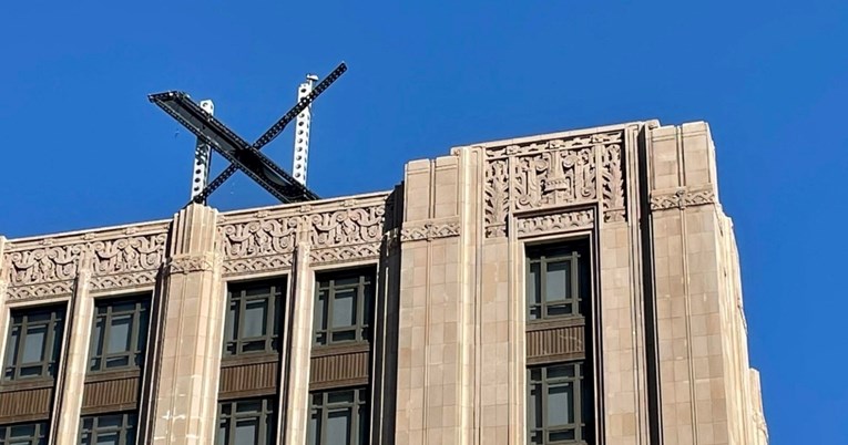 Na zgradi Twittera osvanuo ogroman X logo, ljudi pišu: "Izgleda strašno" 